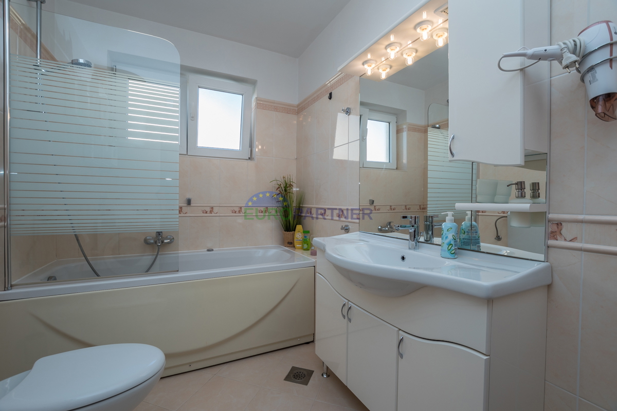 Poreč, stanovanje 90 m2 s pogledom na morje! 700 m do morja