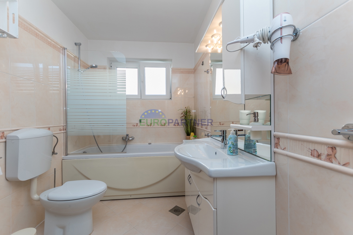 Poreč, stanovanje 90 m2 s pogledom na morje! 700 m do morja