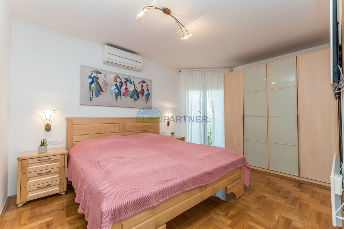 Poreč, stanovanje 90 m2 s pogledom na morje! 700 m do morja