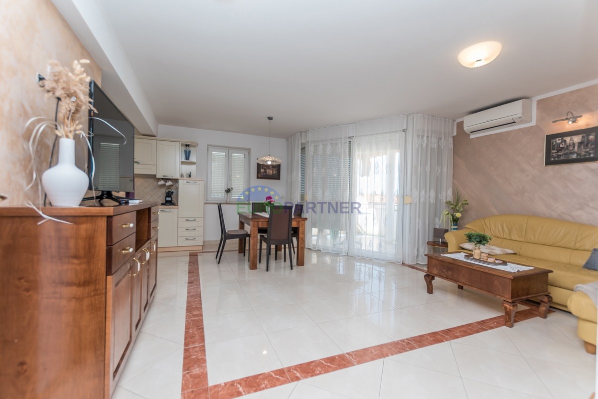 Poreč, stanovanje 90 m2 s pogledom na morje! 700 m do morja