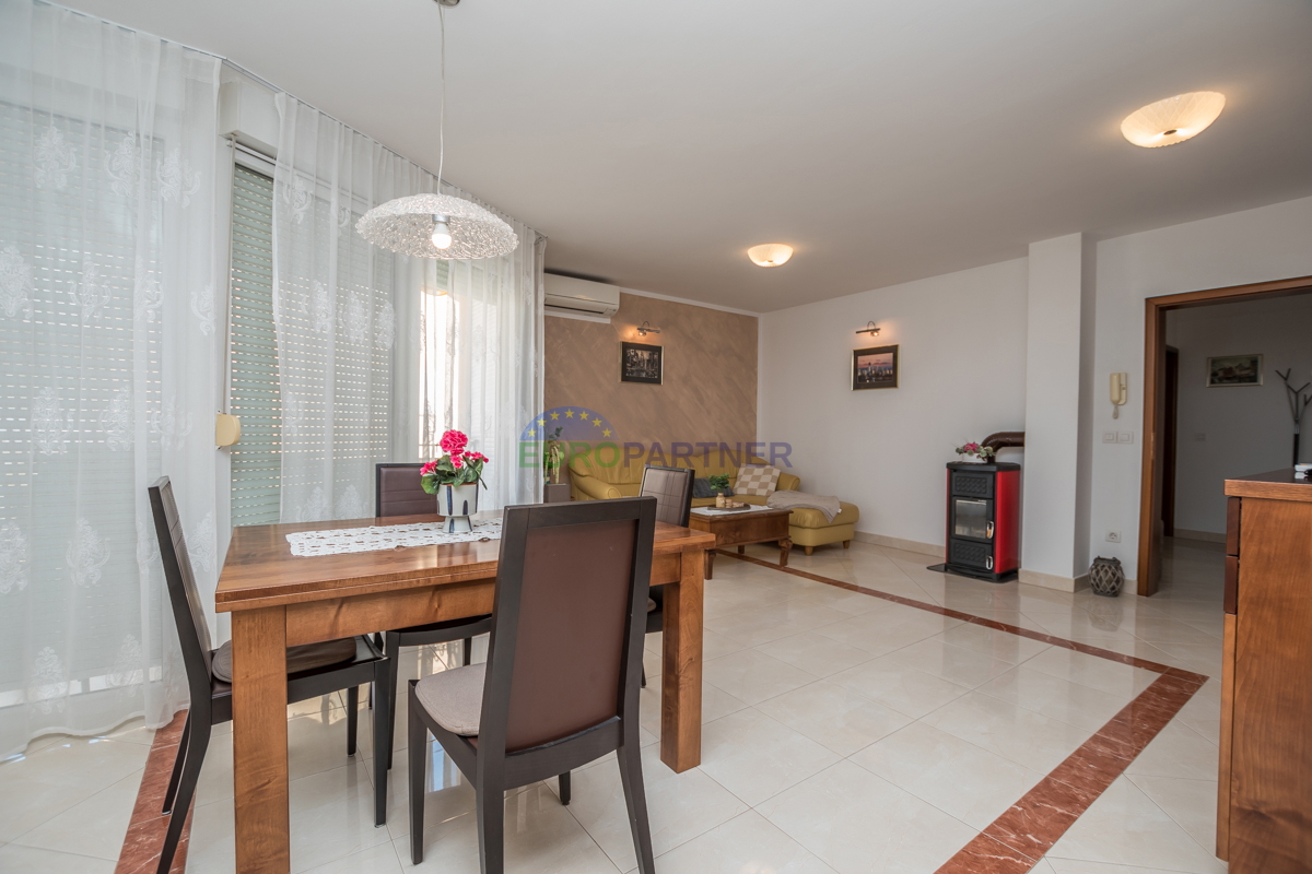 Poreč, stanovanje 90 m2 s pogledom na morje! 700 m do morja