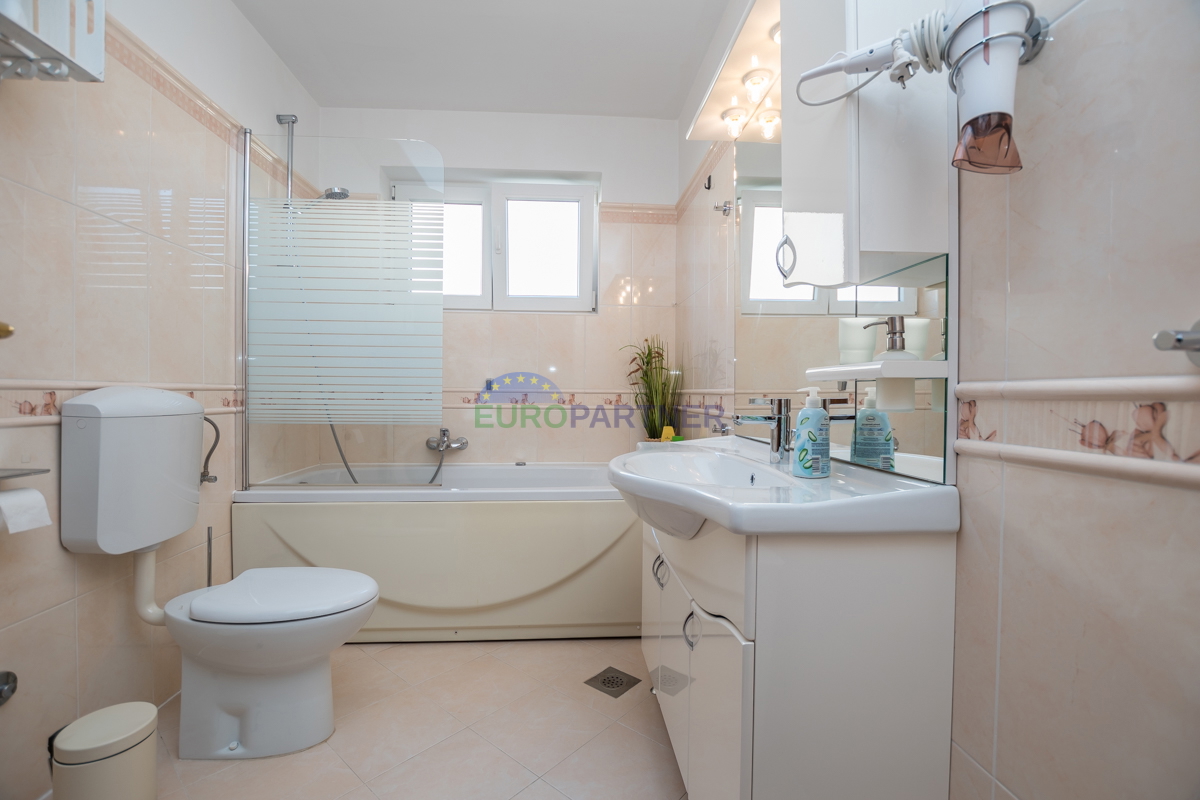 Poreč, stanovanje 90 m2 s pogledom na morje! 700 m do morja