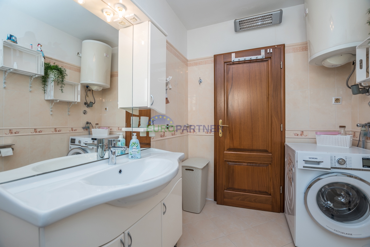 Poreč, stanovanje 90 m2 s pogledom na morje! 700 m do morja