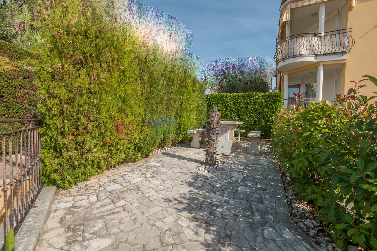 Poreč, stanovanje 90 m2 s pogledom na morje! 700 m do morja