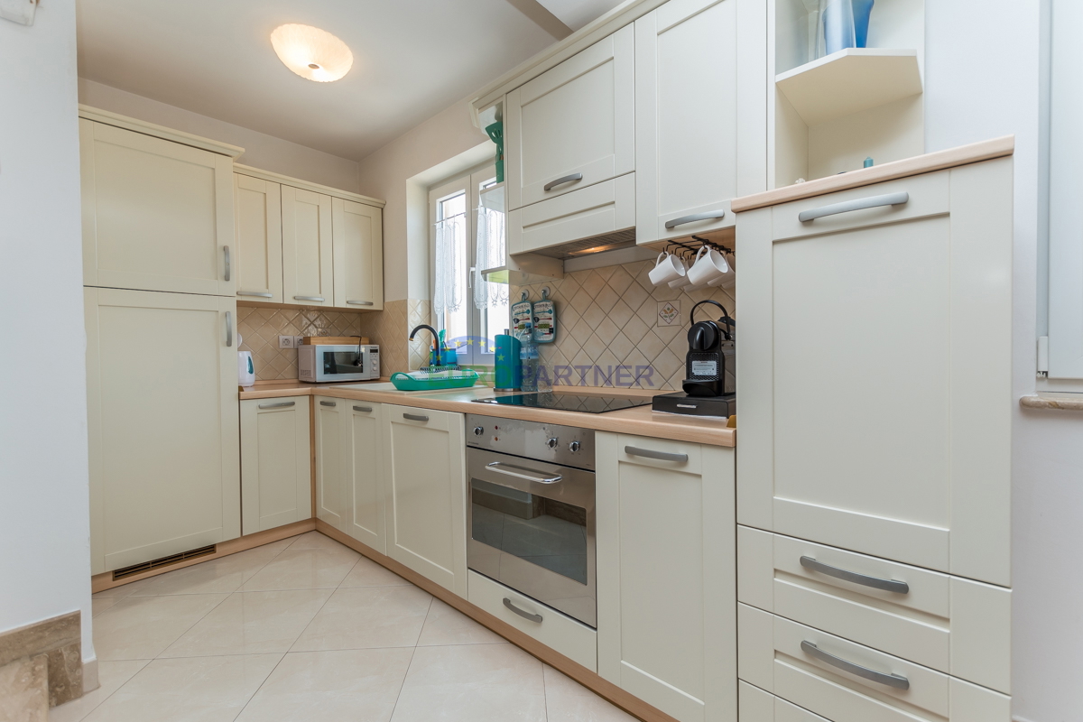 Poreč, stanovanje 90 m2 s pogledom na morje! 700 m do morja