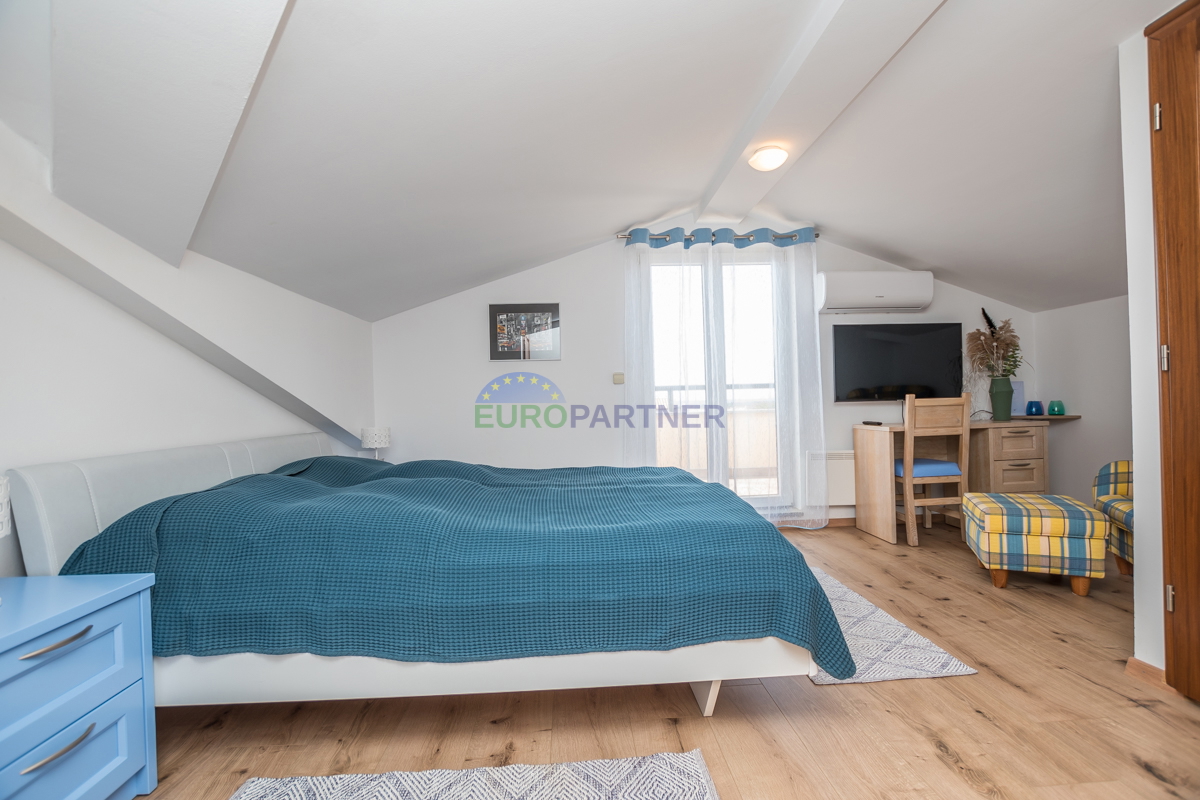 Poreč, stanovanje 90 m2 s pogledom na morje! 700 m do morja