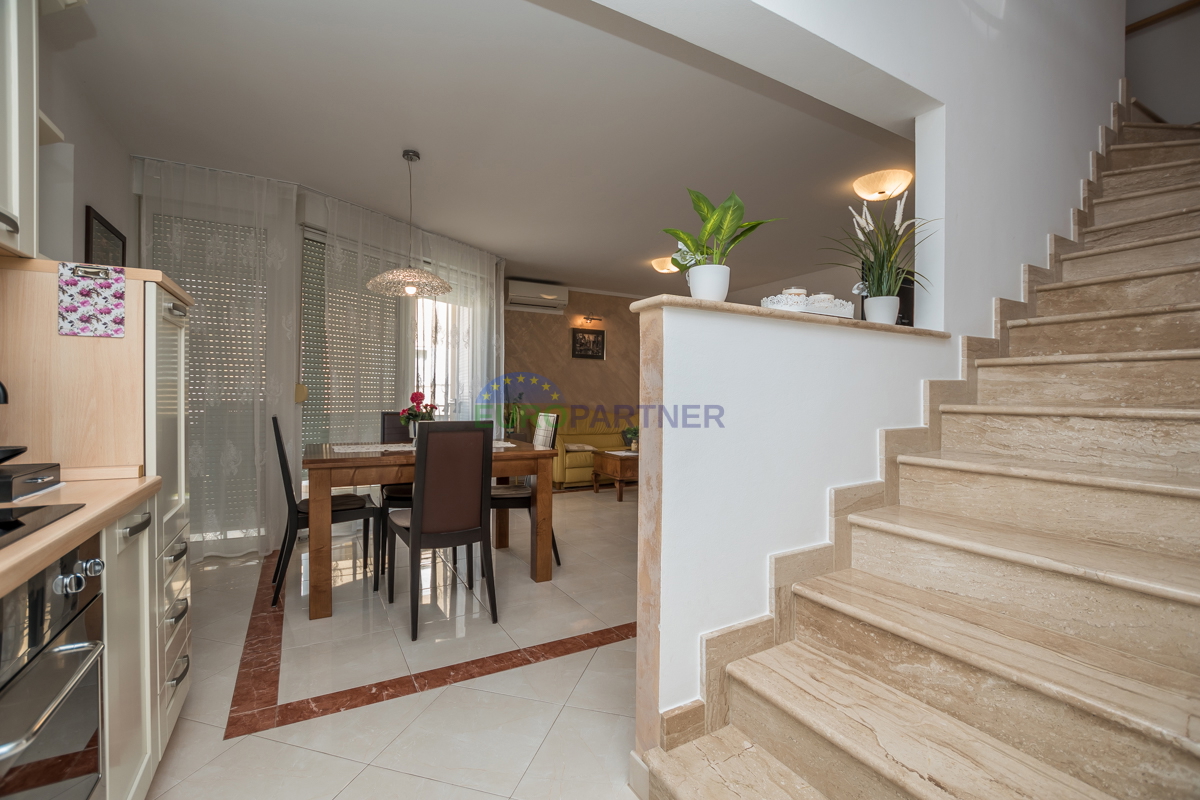 Poreč, stanovanje 90 m2 s pogledom na morje! 700 m do morja