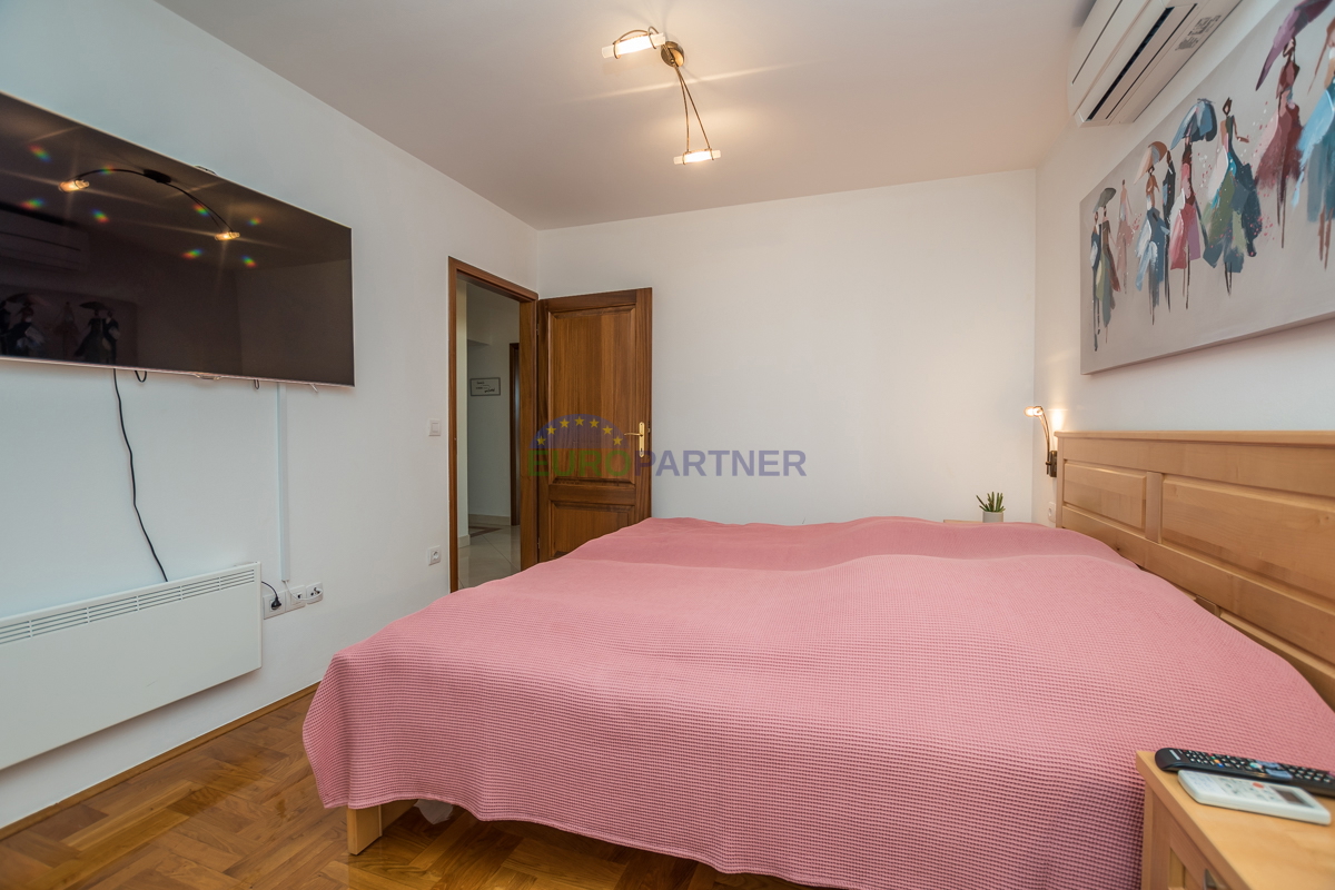 Poreč, stanovanje 90 m2 s pogledom na morje! 700 m do morja