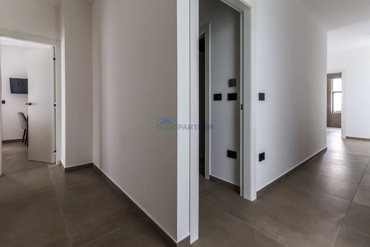 Moderna vila z bazenom, 7 km od centra Poreča