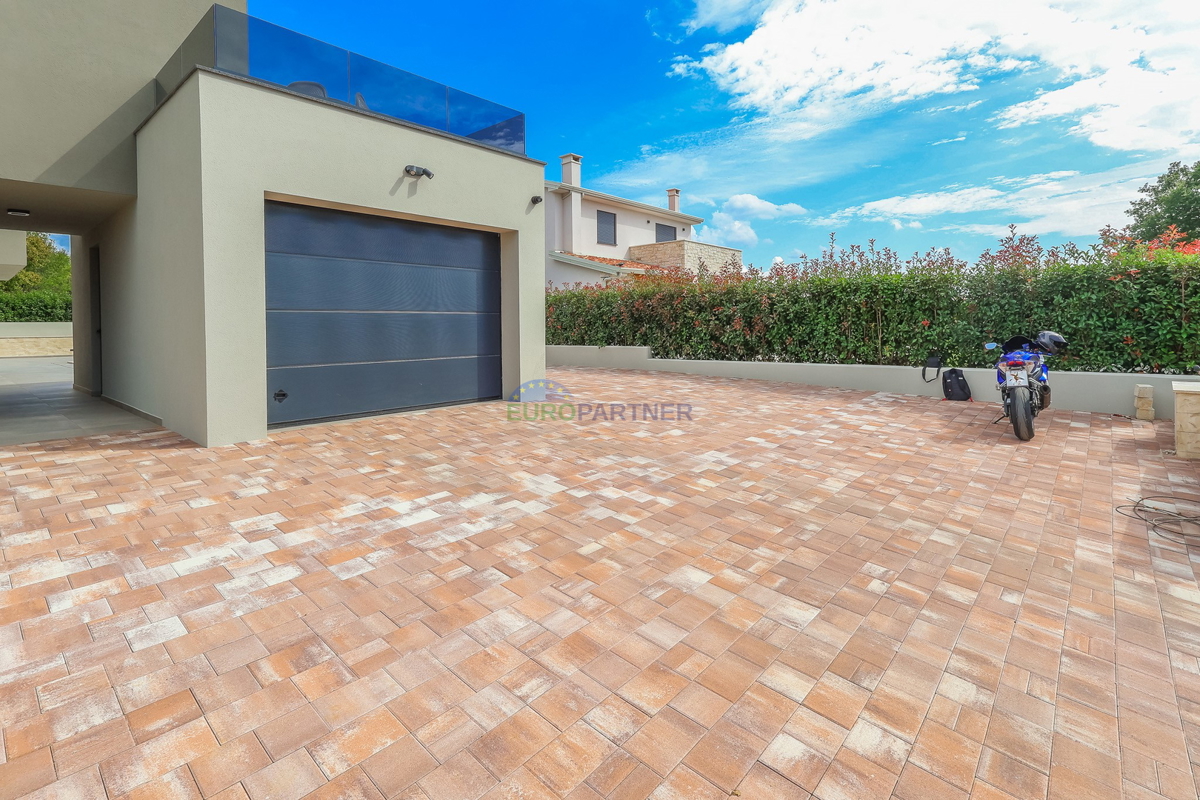 Moderna vila z bazenom, 7 km od centra Poreča