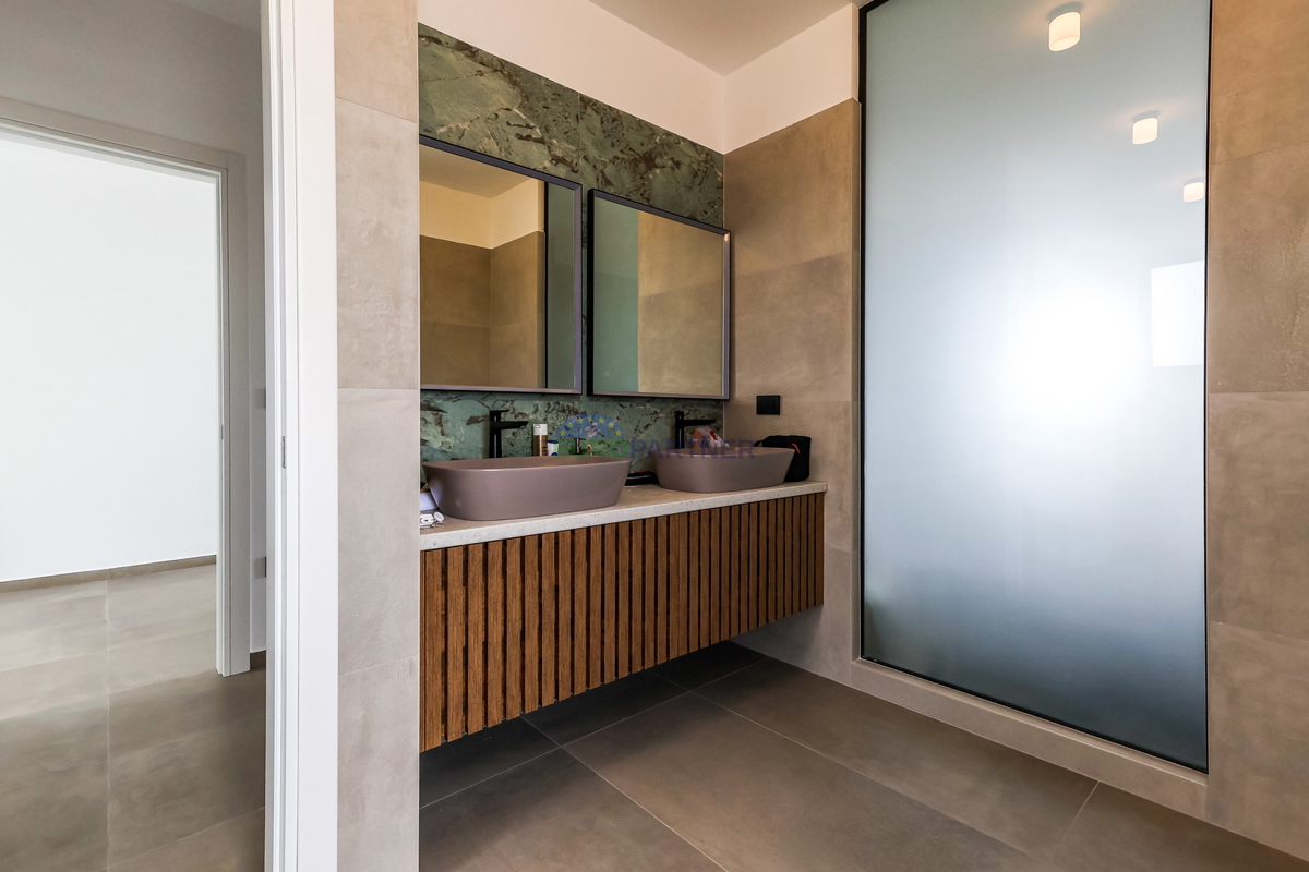 Moderna vila z bazenom, 7 km od centra Poreča