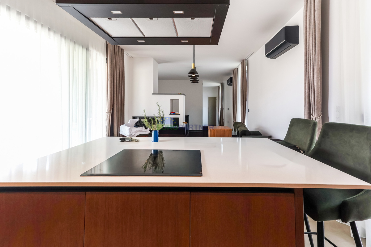 Moderna vila z bazenom, 7 km od centra Poreča