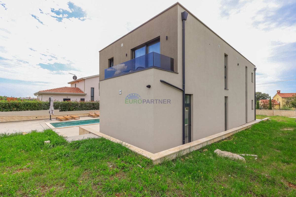 Moderna vila z bazenom, 7 km od centra Poreča