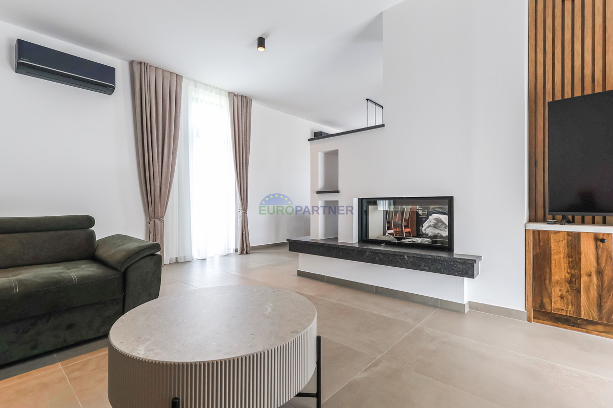 Moderna vila z bazenom, 7 km od centra Poreča