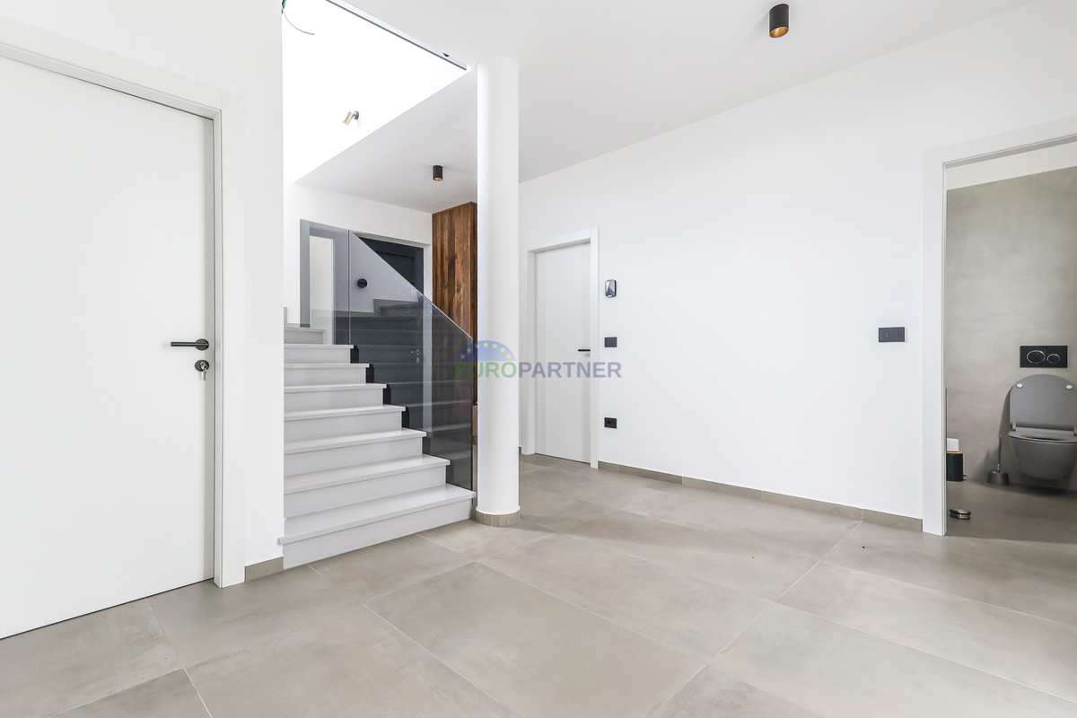 Moderna vila z bazenom, 7 km od centra Poreča