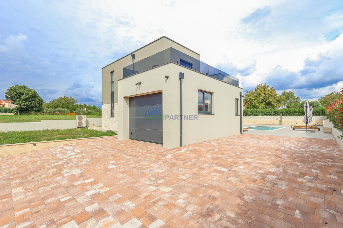 Moderna vila z bazenom, 7 km od centra Poreča