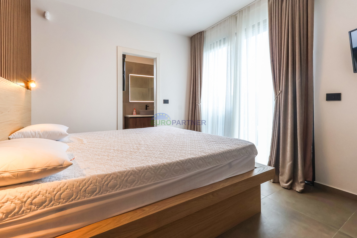 Moderna vila z bazenom, 7 km od centra Poreča