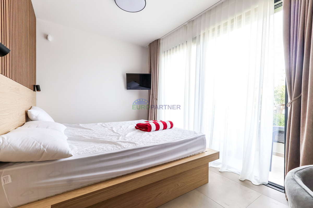 Moderna vila z bazenom, 7 km od centra Poreča