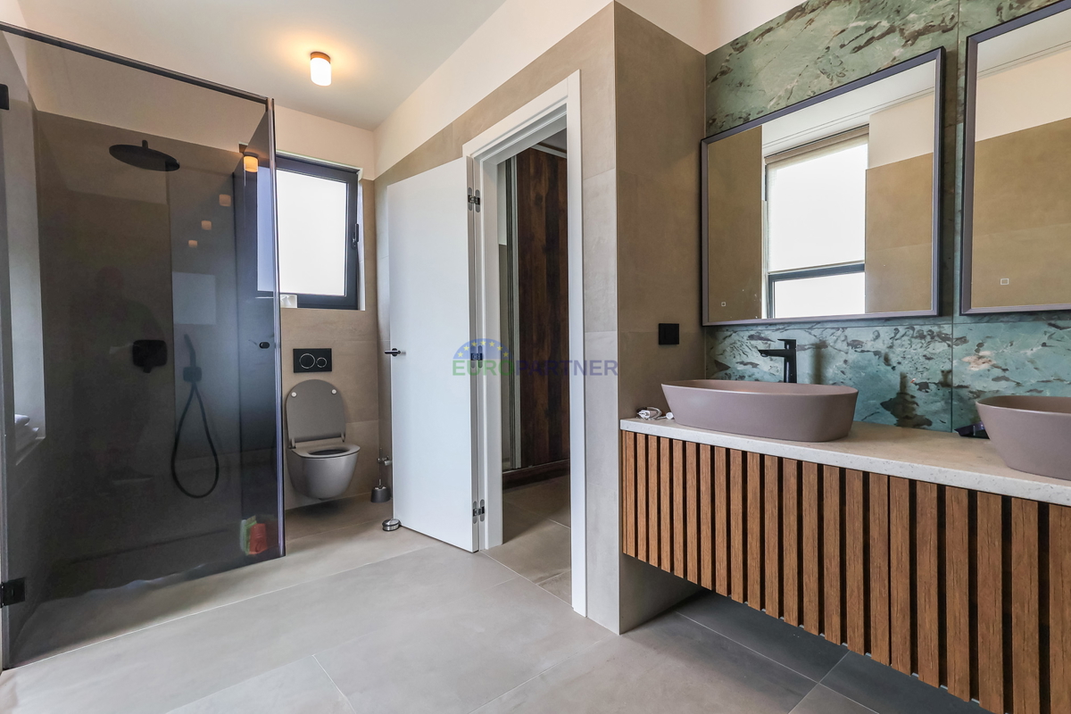 Moderna vila z bazenom, 7 km od centra Poreča