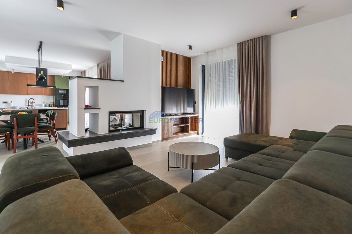 Moderna vila z bazenom, 7 km od centra Poreča