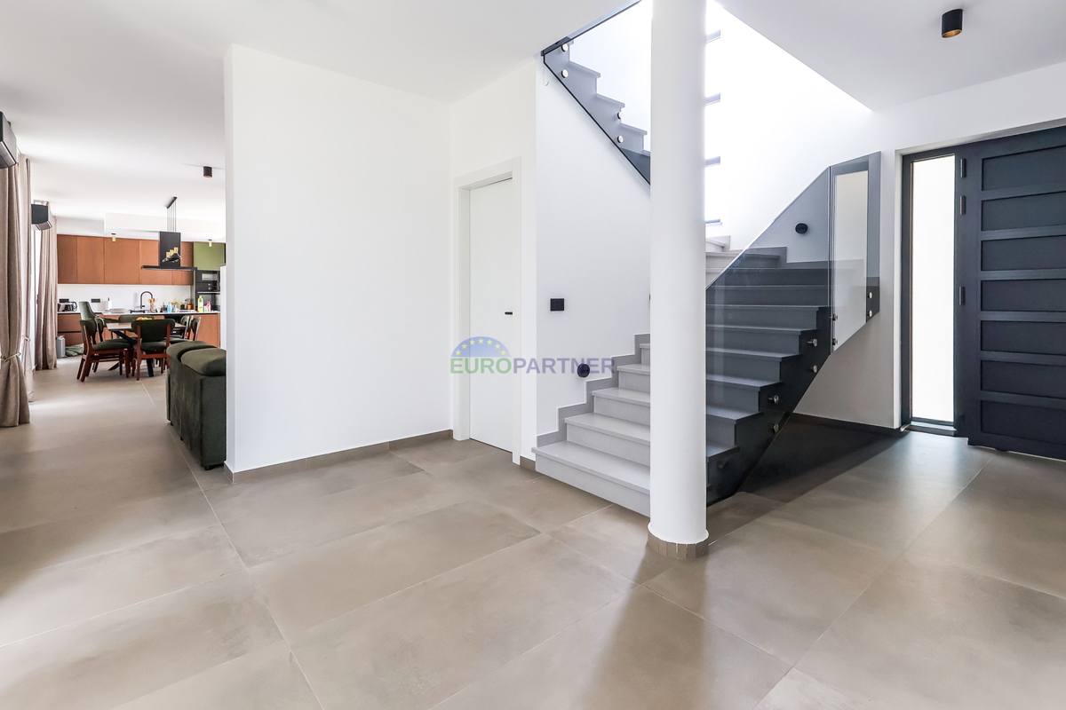 Moderna vila z bazenom, 7 km od centra Poreča