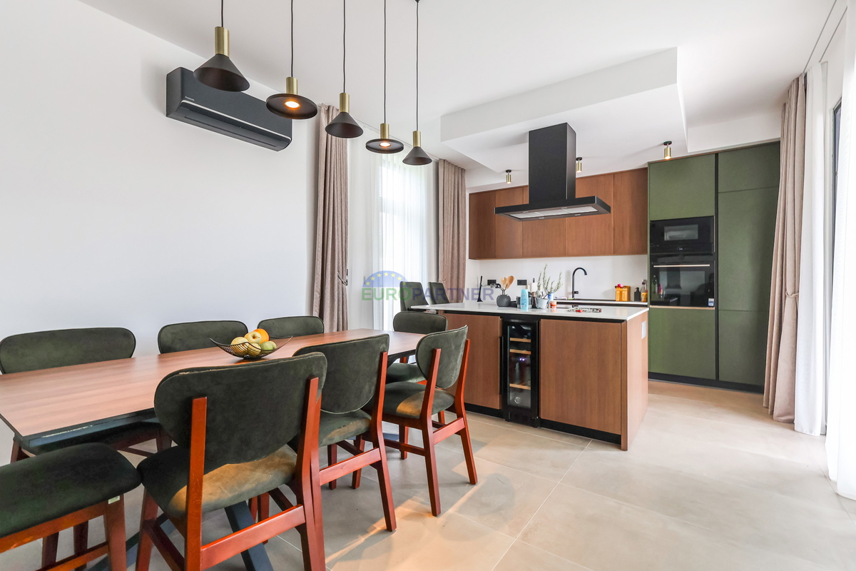 Moderna vila z bazenom, 7 km od centra Poreča