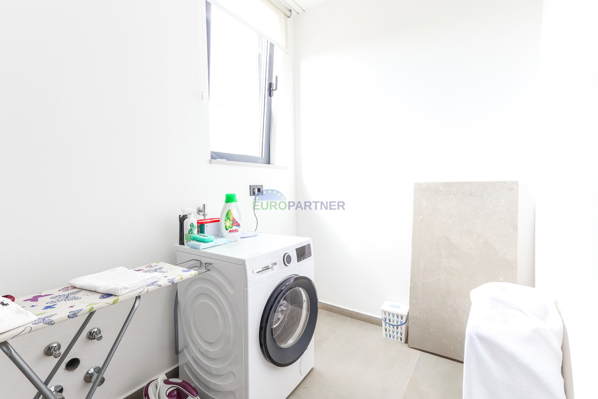 Moderna vila z bazenom, 7 km od centra Poreča