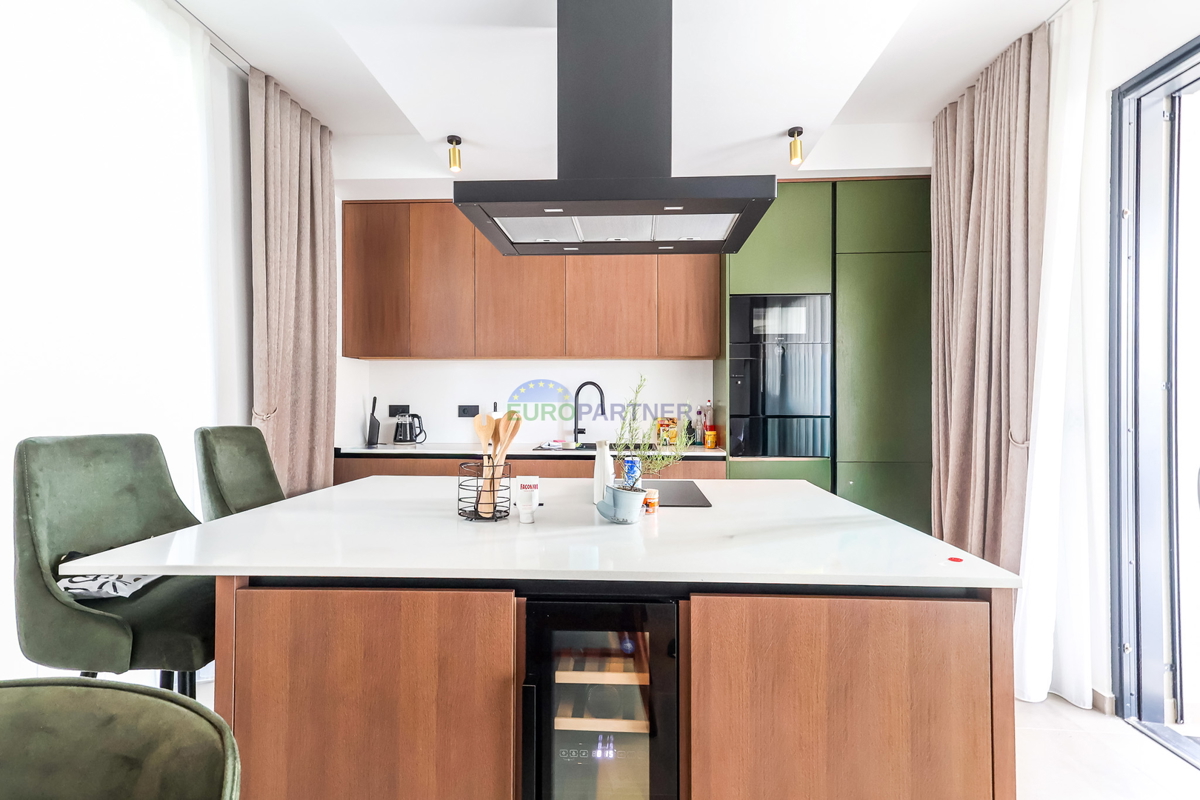 Moderna vila z bazenom, 7 km od centra Poreča