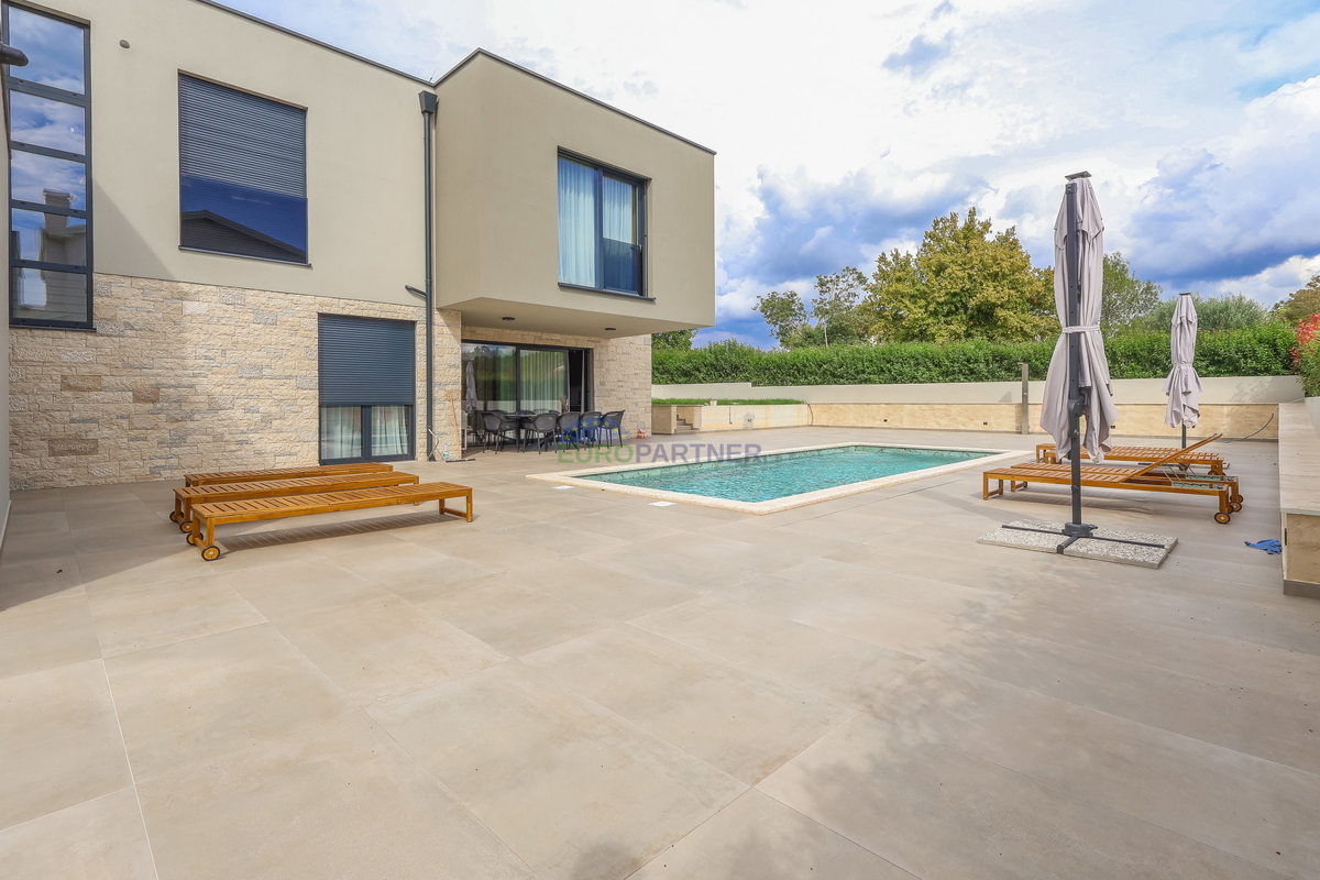 Moderna vila z bazenom, 7 km od centra Poreča