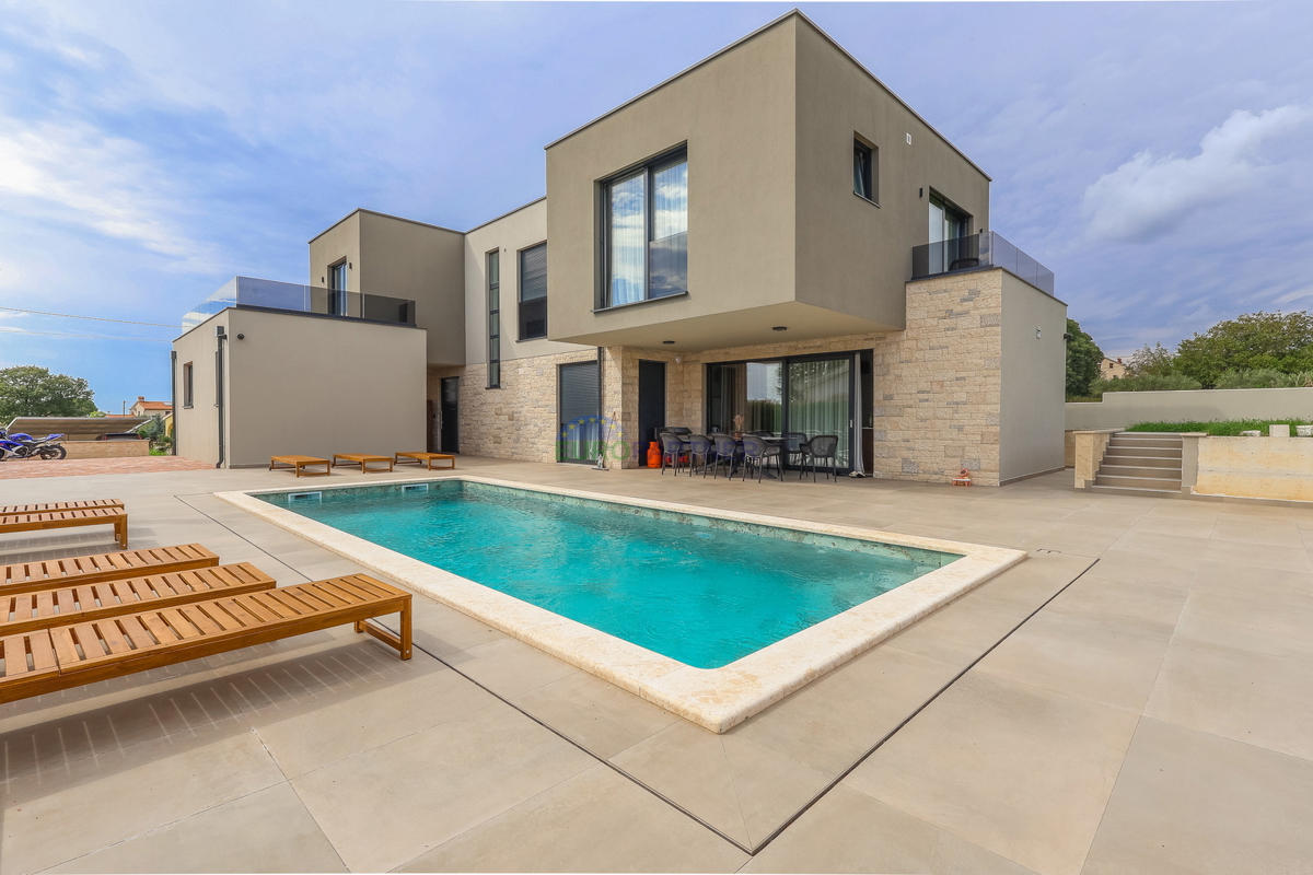 Moderna vila z bazenom, 7 km od centra Poreča