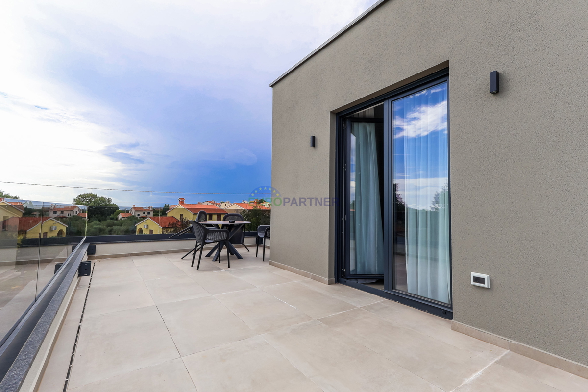 Moderna vila z bazenom, 7 km od centra Poreča