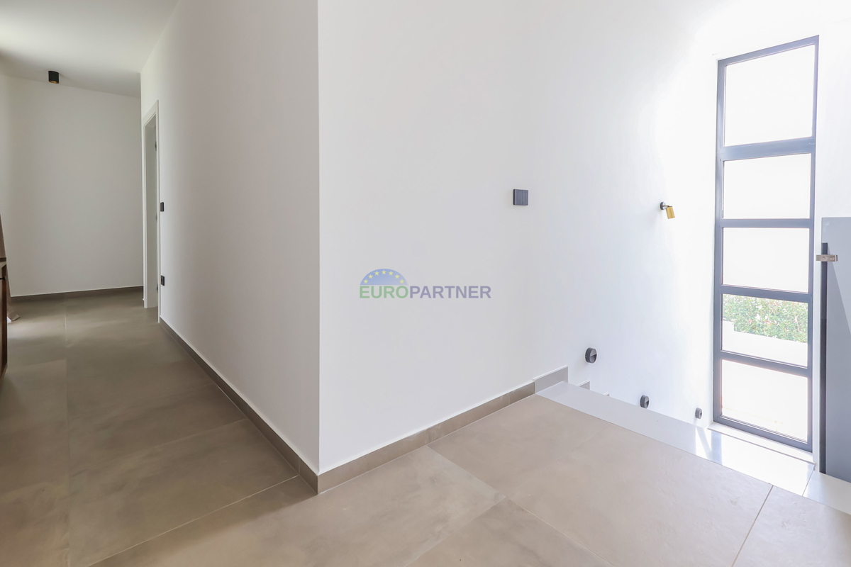 Moderna vila z bazenom, 7 km od centra Poreča