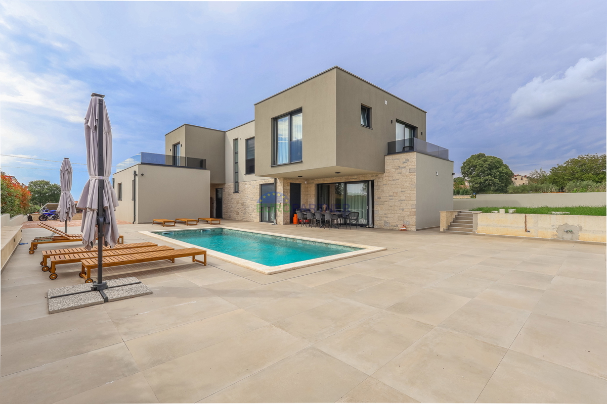 Moderna vila z bazenom, 7 km od centra Poreča