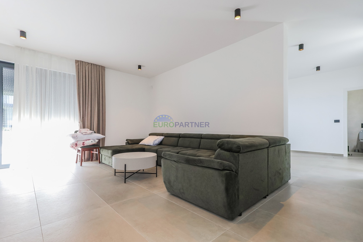 Moderna vila z bazenom, 7 km od centra Poreča