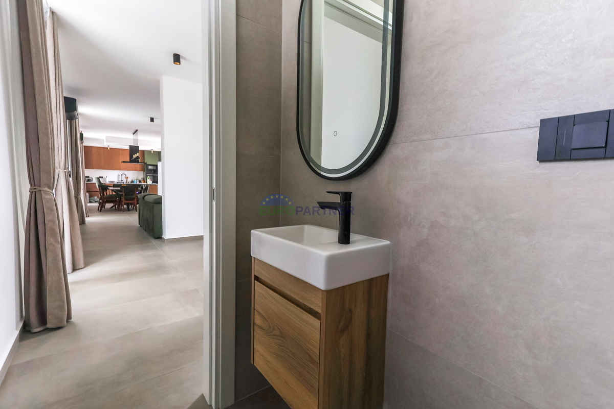 Moderna vila z bazenom, 7 km od centra Poreča