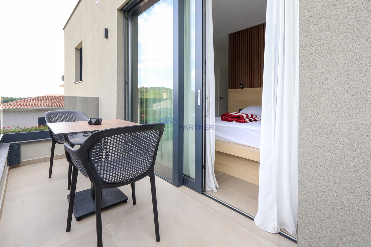 Moderna vila z bazenom, 7 km od centra Poreča