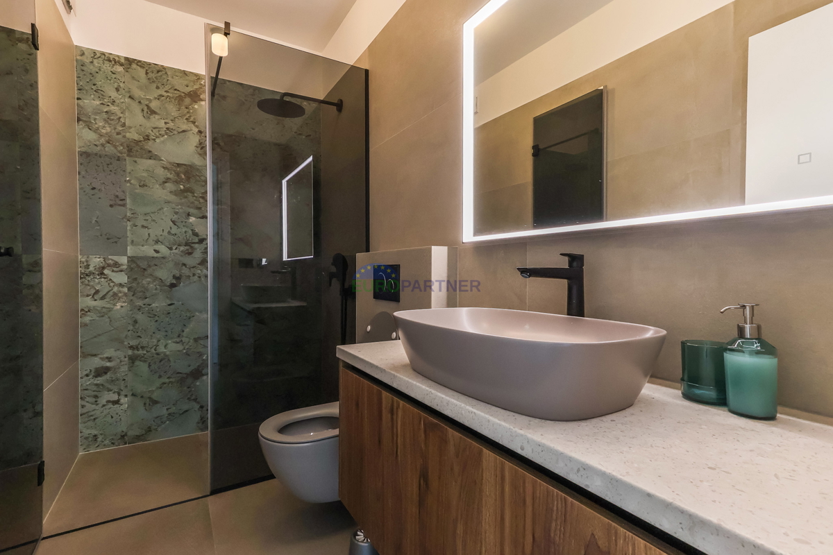 Moderna vila z bazenom, 7 km od centra Poreča