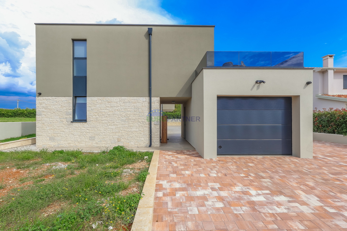 Moderna vila z bazenom, 7 km od centra Poreča