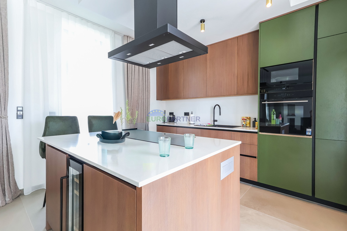 Moderna vila z bazenom, 7 km od centra Poreča