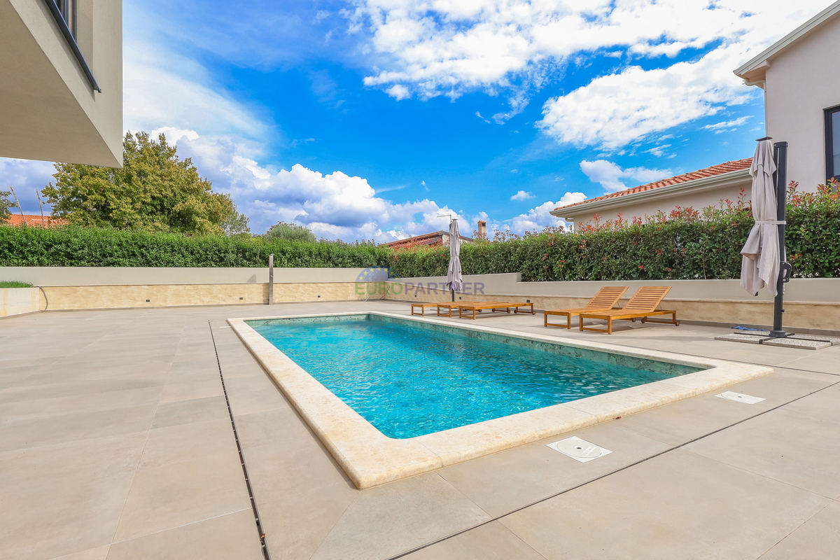 Moderna vila z bazenom, 7 km od centra Poreča