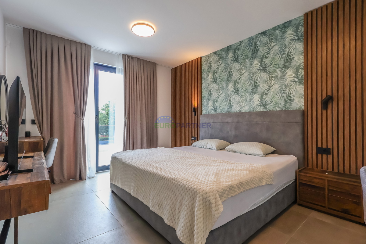 Moderna vila z bazenom, 7 km od centra Poreča