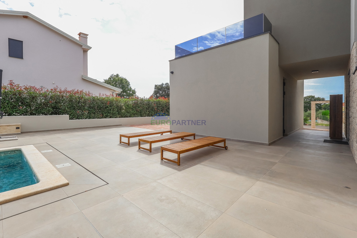 Moderna vila z bazenom, 7 km od centra Poreča