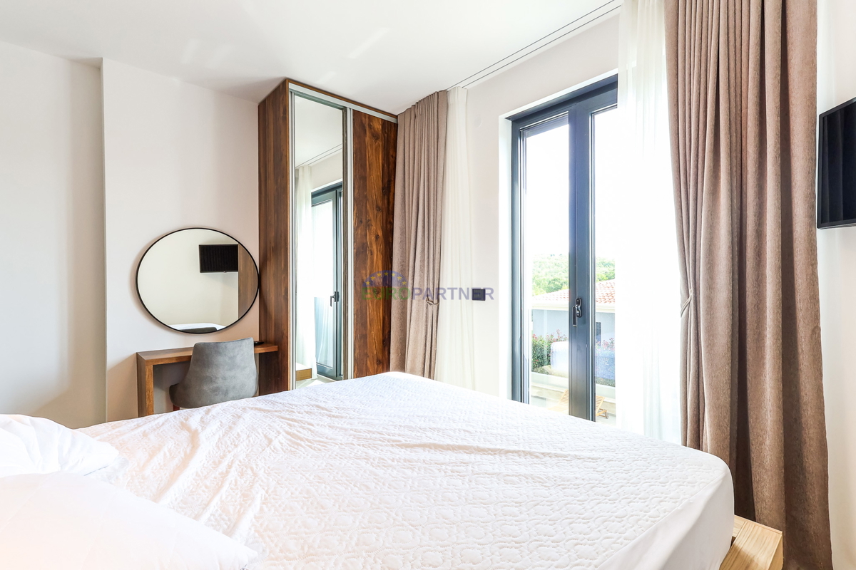 Moderna vila z bazenom, 7 km od centra Poreča