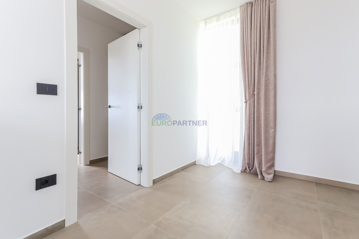 Moderna vila z bazenom, 7 km od centra Poreča