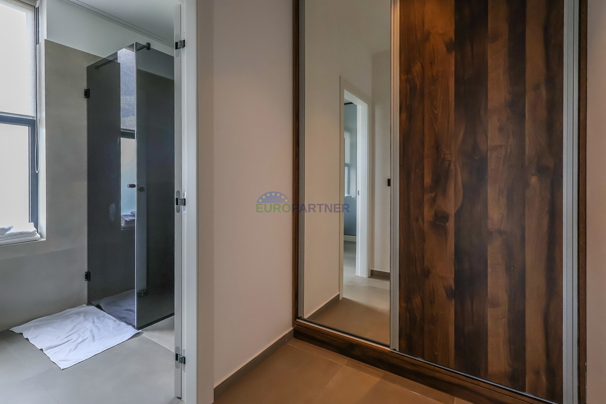 Moderna vila z bazenom, 7 km od centra Poreča