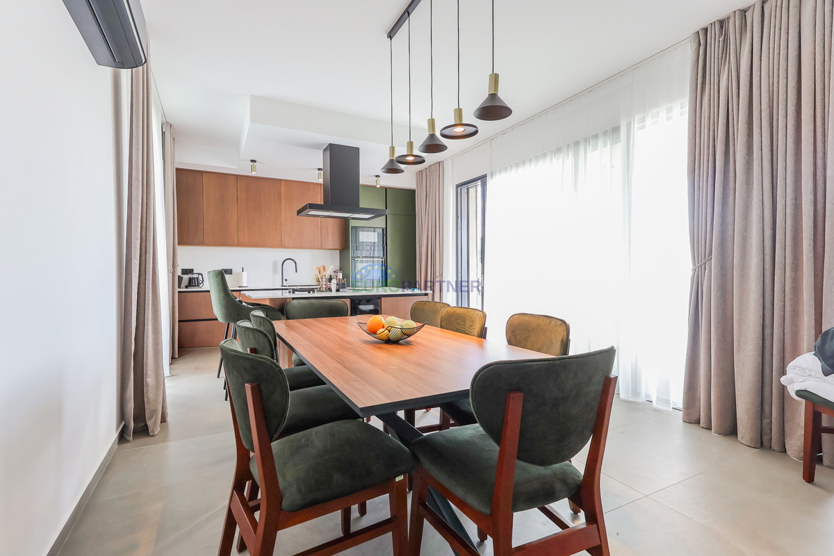 Moderna vila z bazenom, 7 km od centra Poreča