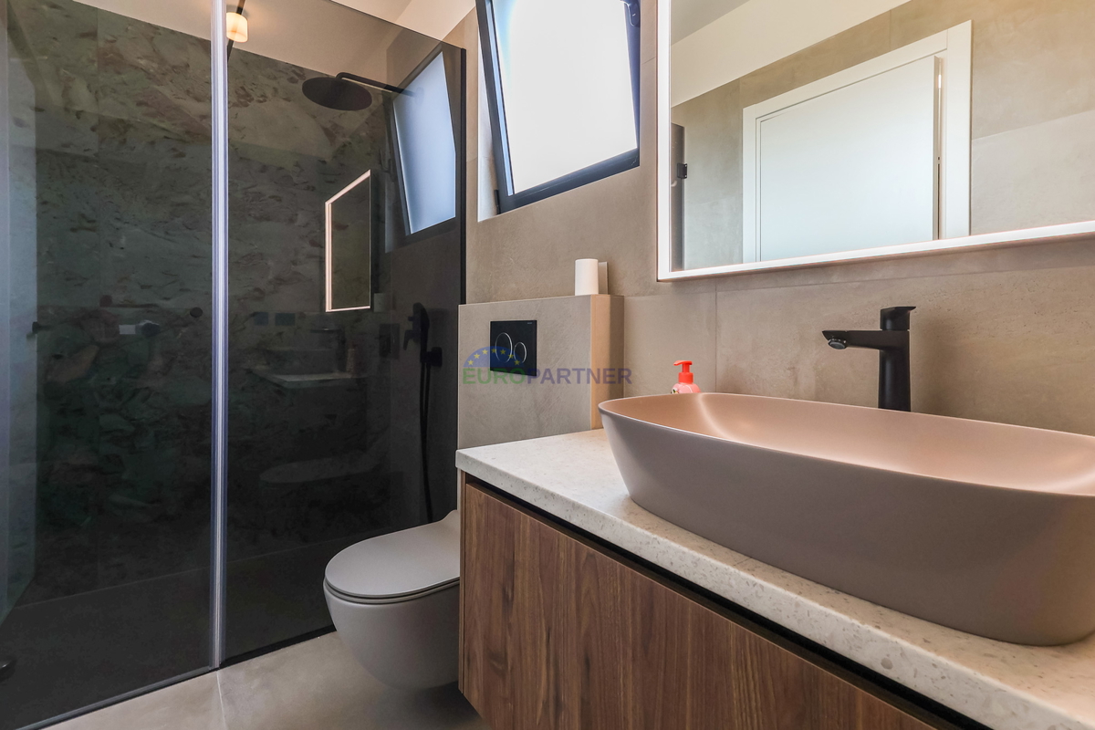 Moderna vila z bazenom, 7 km od centra Poreča