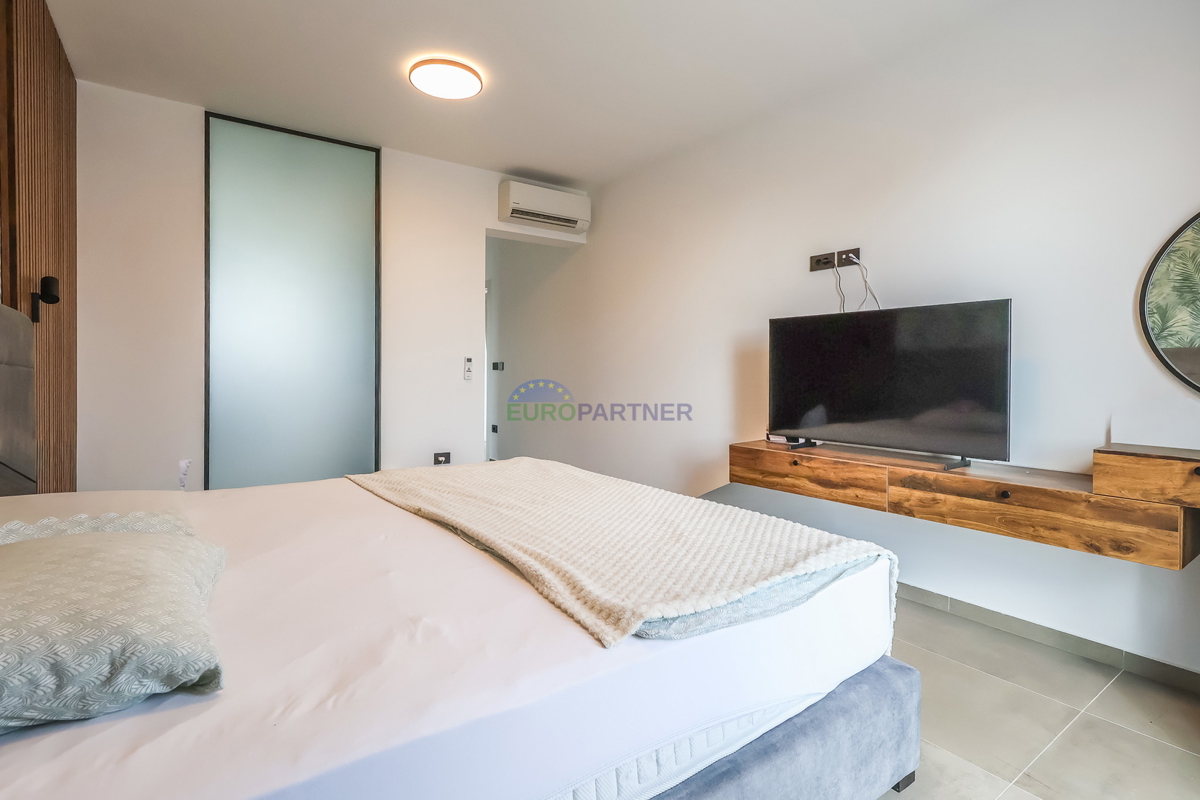 Moderna vila z bazenom, 7 km od centra Poreča