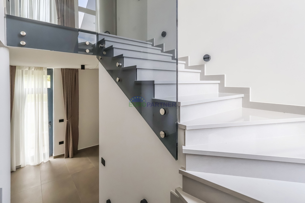 Moderna vila z bazenom, 7 km od centra Poreča