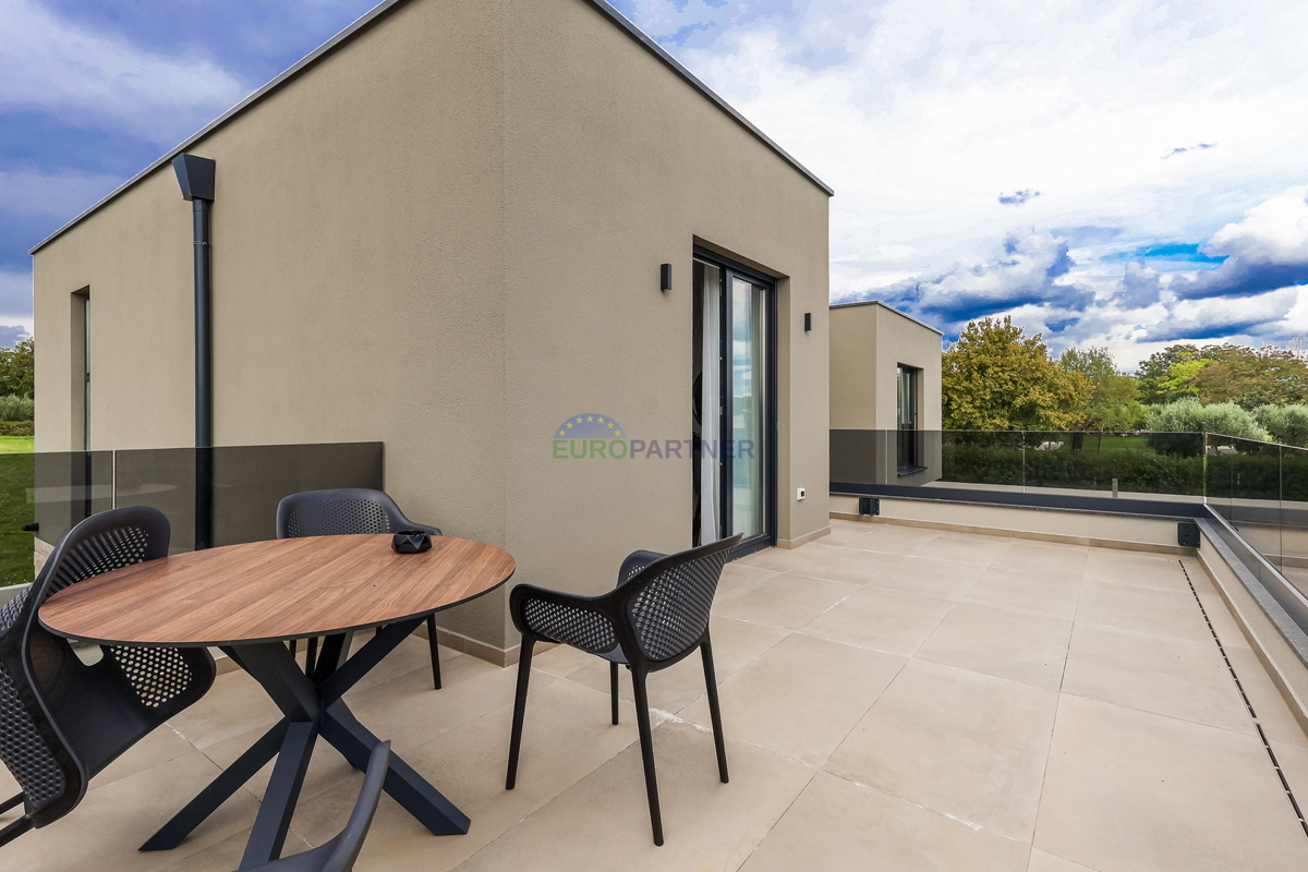 Moderna vila z bazenom, 7 km od centra Poreča